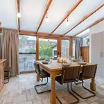Huswell - Cosy Home With City Garden