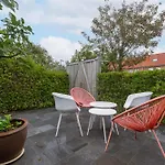 Huswell - Cosy Home With City Garden