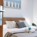 Huswell - Cosy Home With City Garden