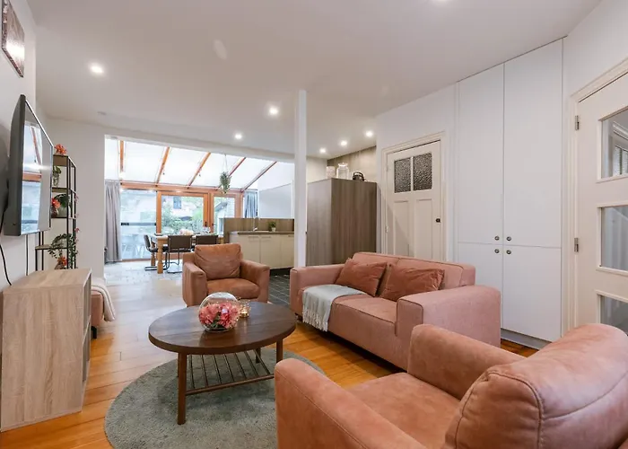 Huswell - Cosy Home With City Garden