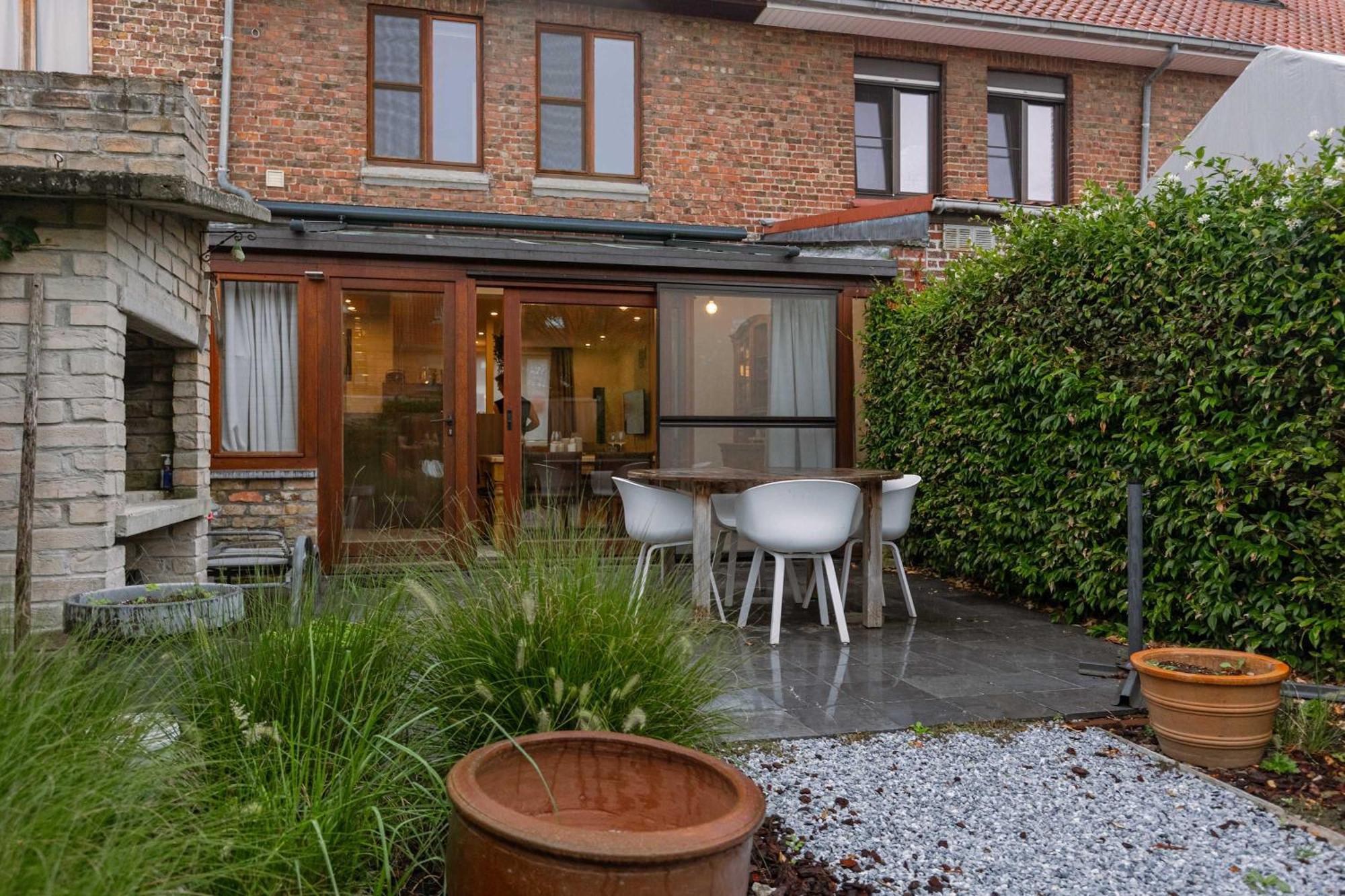 Huswell - Cosy With City Garden